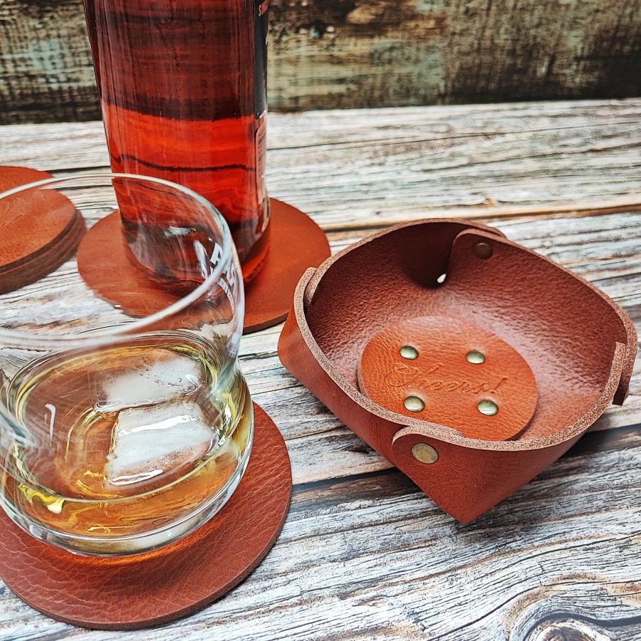 Комплект подложки за чаши от естествена кожа „CHEERS” 6+1 с поставка